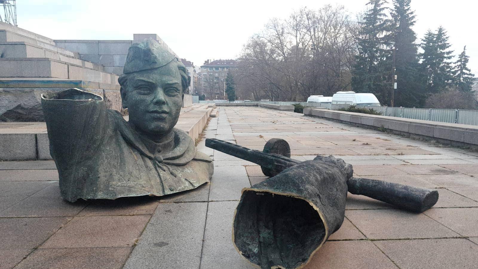 Демонтираха главата на една от фигурите на съветски окупатори на МОЧА